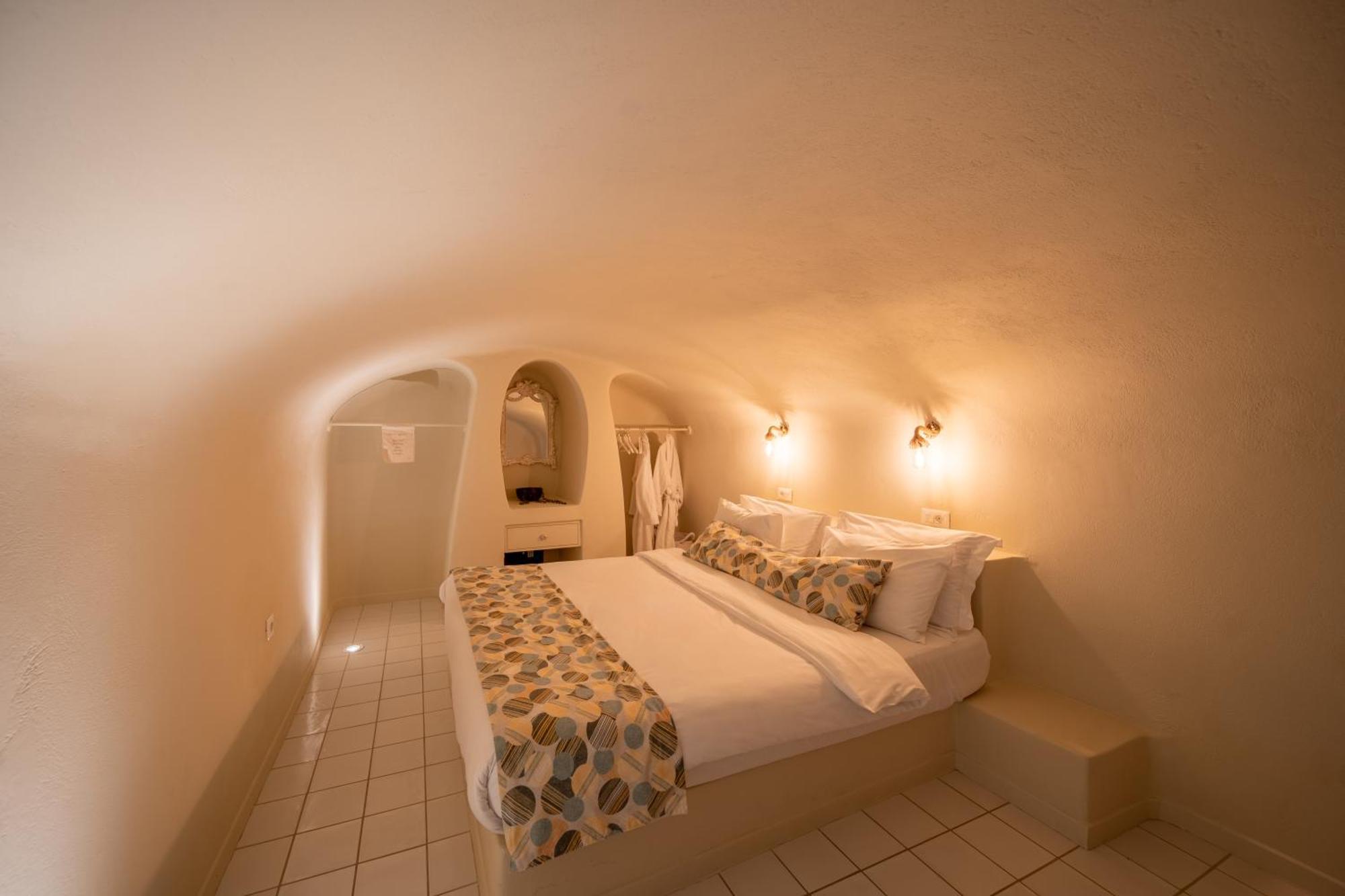 Luna Santorini Suites Pyrgos Kallistis Exterior photo